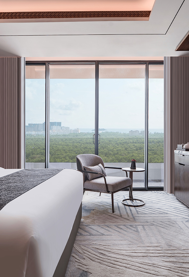 PREMIER KING BALCONY resize Premier King with king-size bed and panoramic arched window